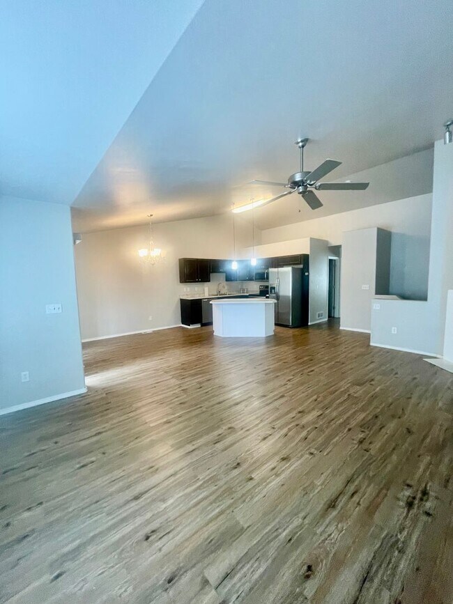 Foto del edificio - Condo Close to base! 3 bed/2bath/2car garage, Available now!