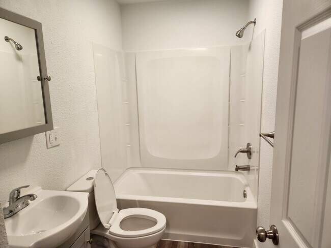 Building Photo - Levens St Duplex
