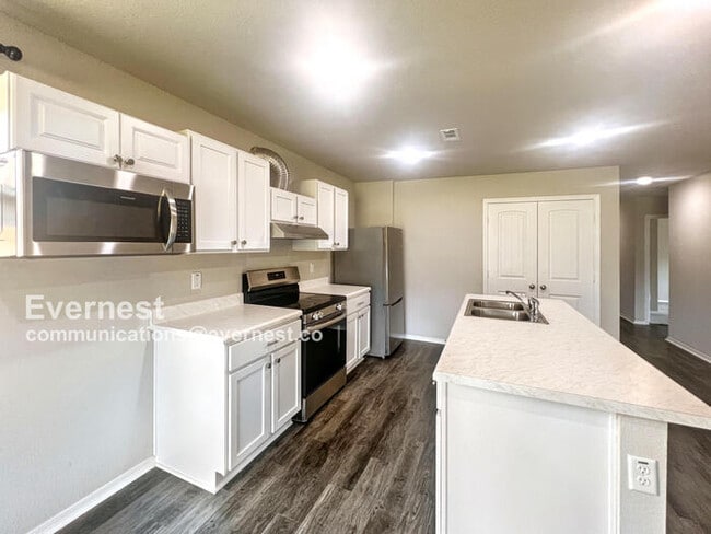 Building Photo - 10420 Debbie Dr