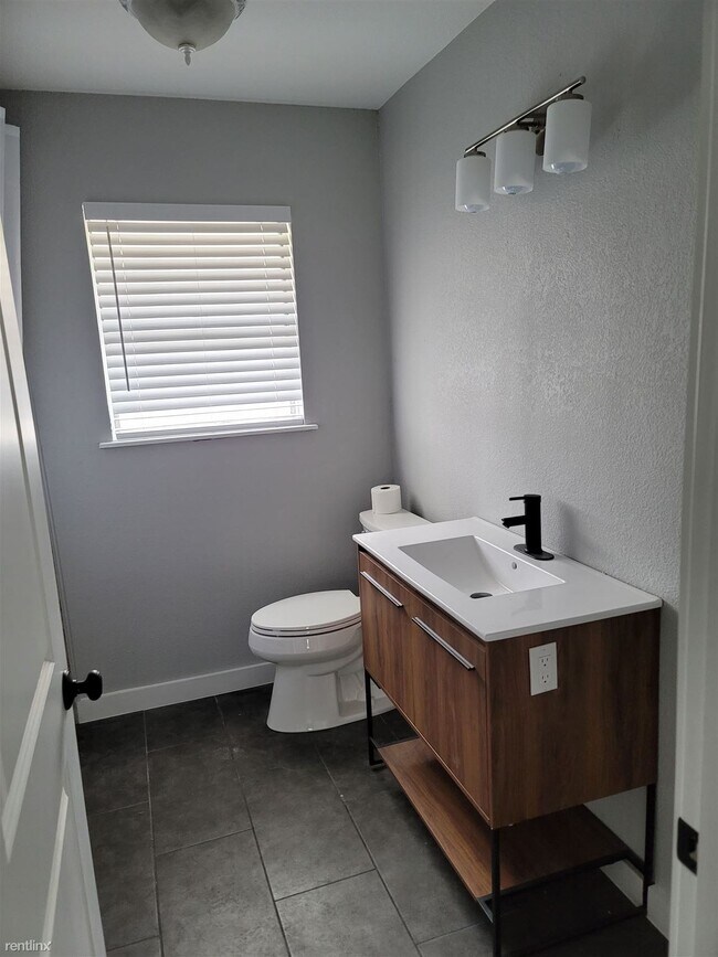 Foto del edificio - 3 br, 1 bath Duplex - 4422 Gillis St # A