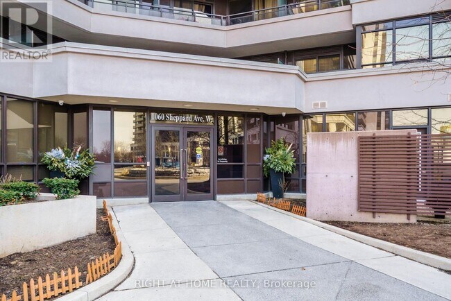 Photo du bâtiment - 1060 Sheppard Ave W