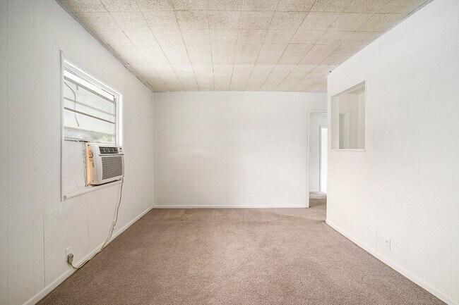 Building Photo - 2-Bedroom Half-Duplex