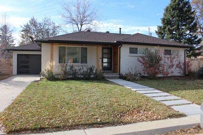 Foto del edificio - Beautifully Remodeled 4 BR/2 BA Home in Wh...