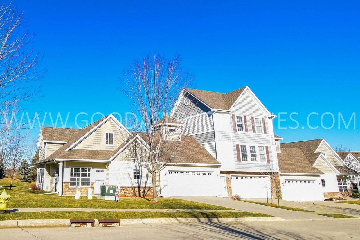 Foto principal - 1.5 Story 3-Bedroom Townhome with First-Fl...