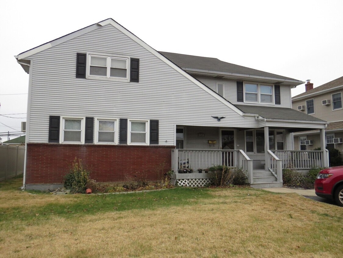1072 McLean Ave Unit 2nd Floor, Wantagh, NY 11793 Room for Rent in