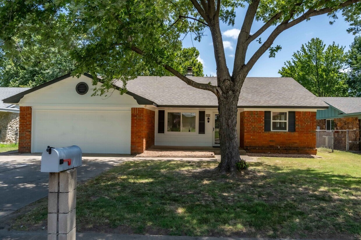Primary Photo - Newly renovated 3 bed, 2 bath! Great locat...