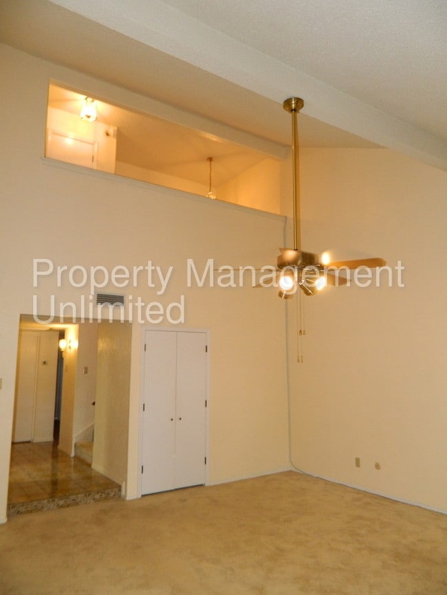 Building Photo - 718 Carriage Way