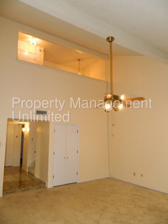 Foto del edificio - 718 Carriage Way
