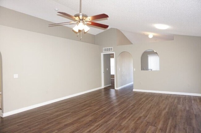 Foto del edificio - 3 bedroom 2 bath house