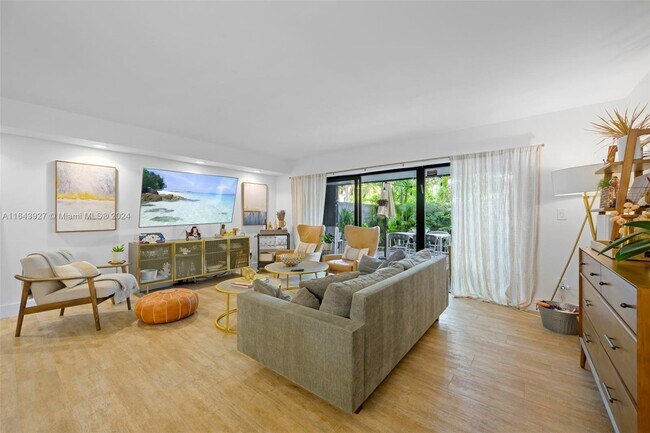 Foto del edificio - 3501 Magellan Cir