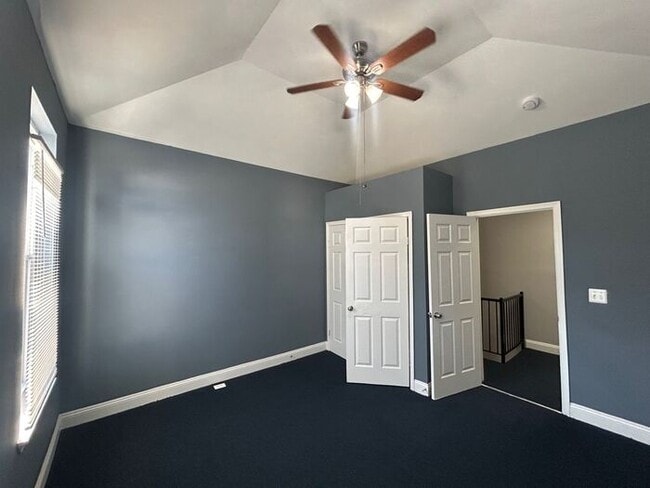 Building Photo - 2 Bedrooms PLUS DEN