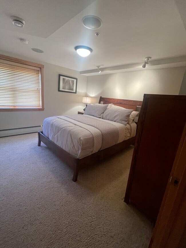 Building Photo - Beacon Pointe Condominium! Stunning furnis...
