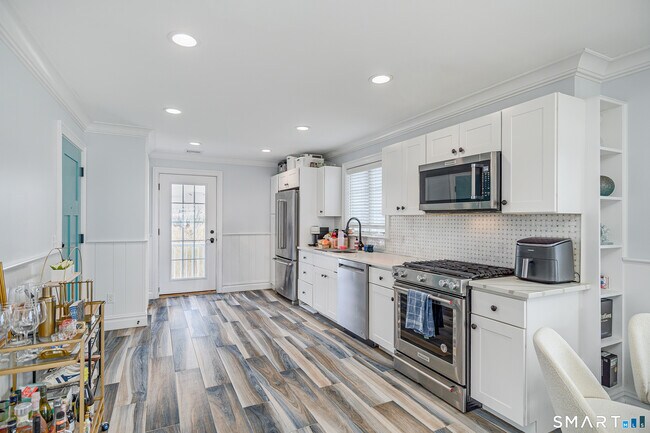 Foto del edificio - 1140 Fairfield Beach Rd