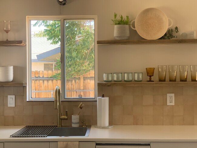 Cocina y electrodomésticos completamente nuevos. - 6125 Mojave Ave
