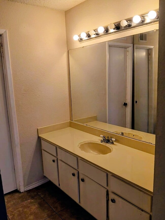 Building Photo - 11941 Bob White Dr