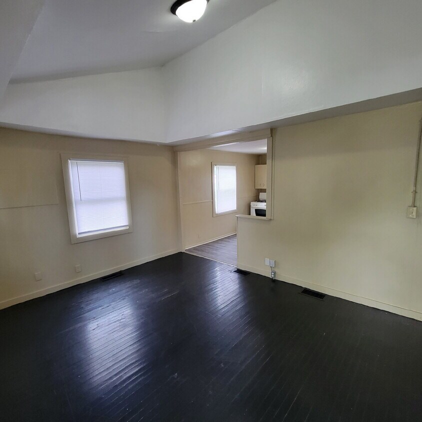 Foto del edificio - Garage and double lot!