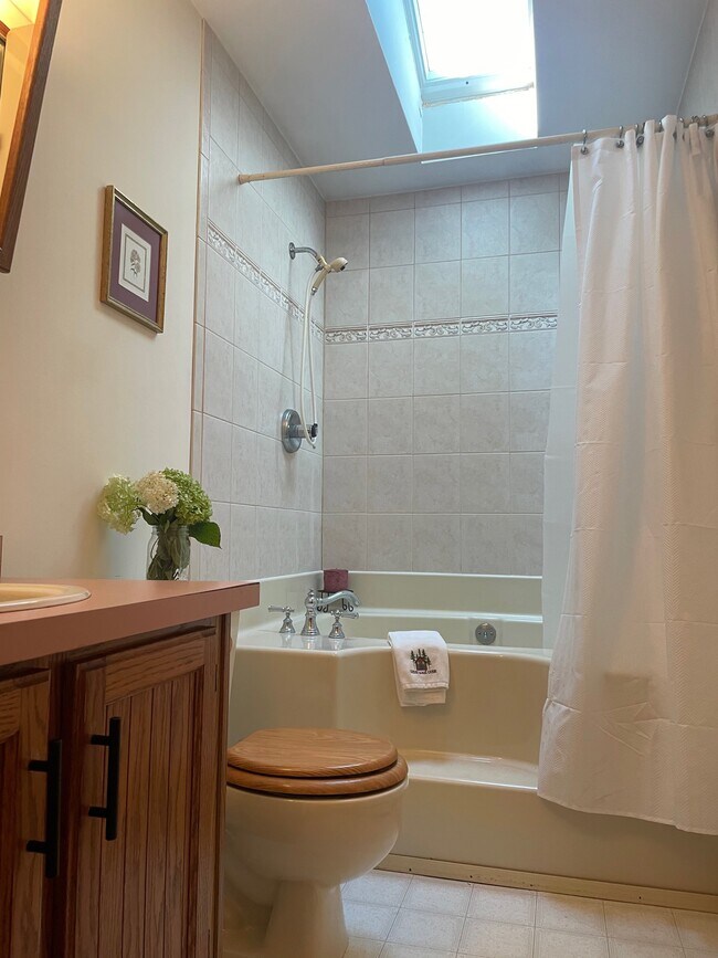 Jacuzzi tub - 2 Azalea Ter