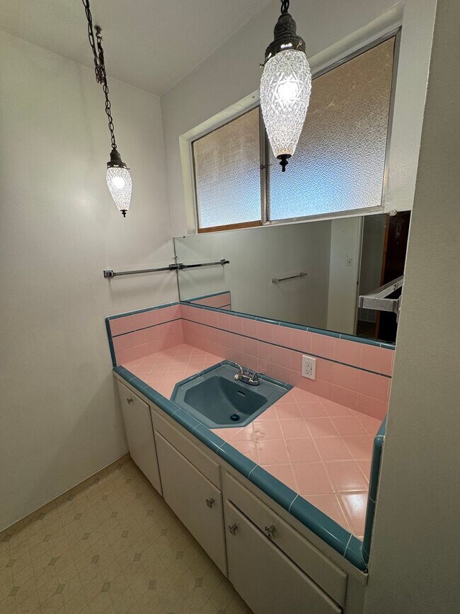 Foto del edificio - Charming Home Rent Ready !