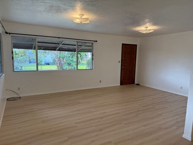 Foto del edificio - Partially Renovated 3BR/1.5BA Home in Hilo!