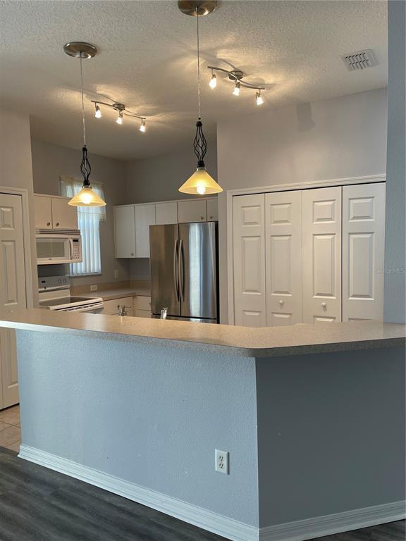 Building Photo - 1266 S Beach Cir