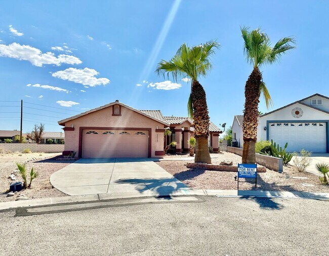 Foto del edificio - Cute 3 Bedroom Desert Lakes Golf Course Co...