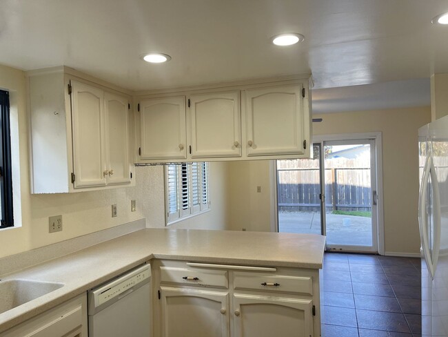 Building Photo - Spacious two-story home close to the beach