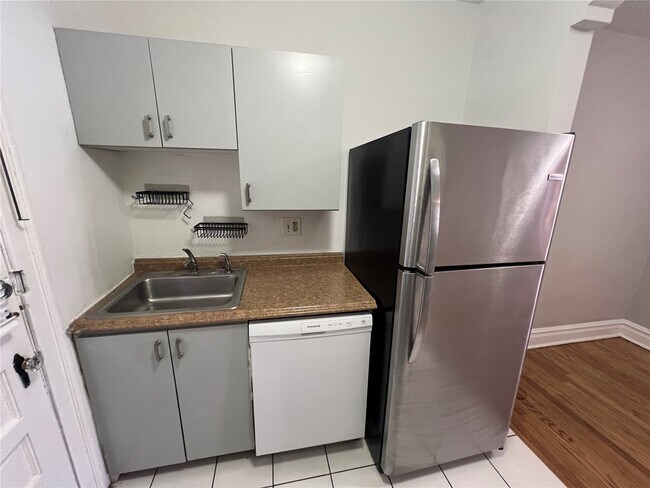 Foto del edificio - 7080 Mitchell Ave