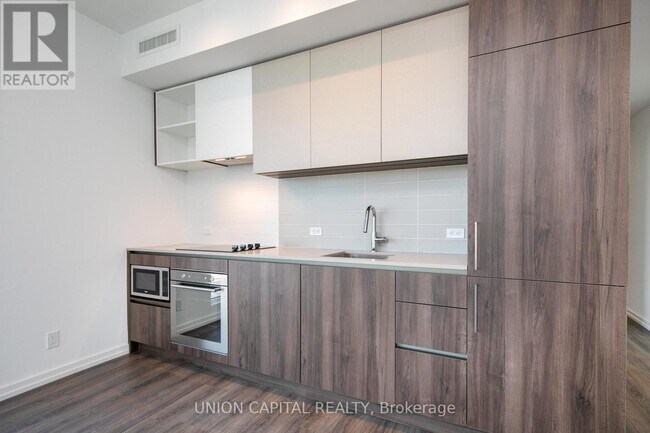 Photo du bâtiment - 1000 Portage Pkwy