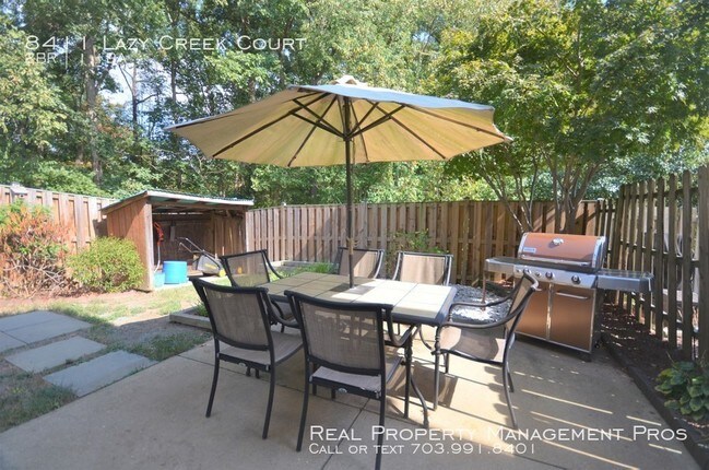 Building Photo - Charming, Sunny End Unit! Huge Fenced Yard!