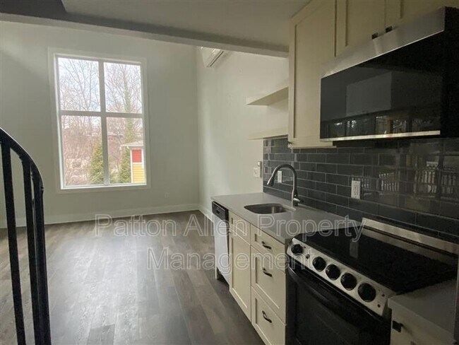 Building Photo - 10-10 Riverview Dr