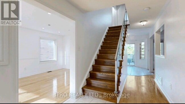 Building Photo - 61 Raintree Crescent