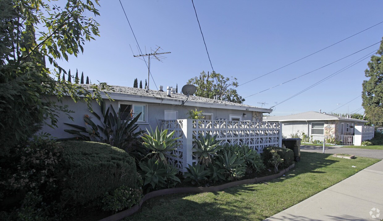 Foto del edificio - 2348-2358 W Roberta Ave