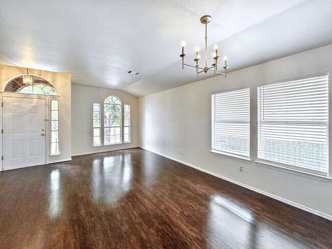 Building Photo - Beautiful 3-Bedroom Home: Comfort, Conveni...