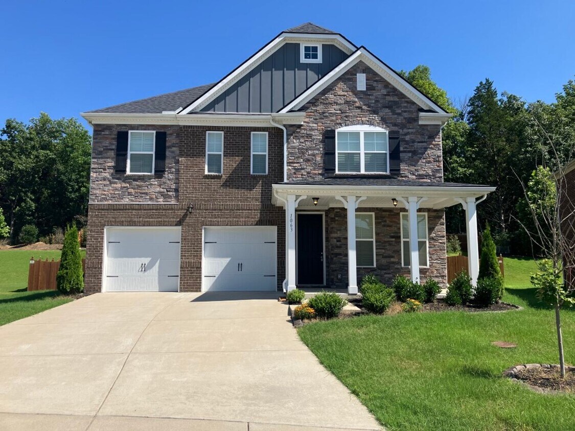 Foto principal - Spacious home with Cul de Sac Location
