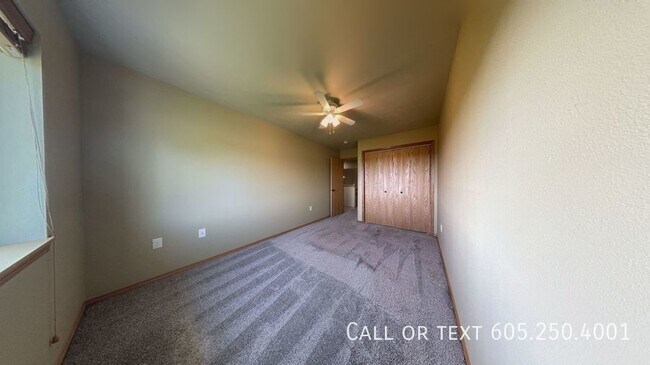 Foto del edificio - 2 Bedroom 1.5 Bathroom Townhome w/ a Doubl...
