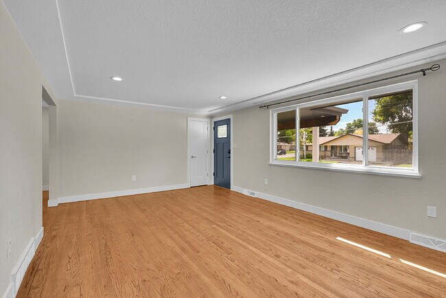 Building Photo - $3,045.00, 4-bed, 3 bath, located in Arvada.