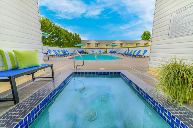 Piscina climatizada y Spa - The Monterey Apartments