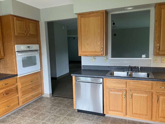 Building Photo - 2 Bedroom Townhome in Fairport Available October 1!