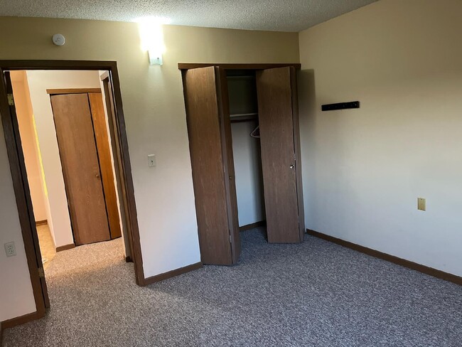 Building Photo - 340 S Rowe Ln