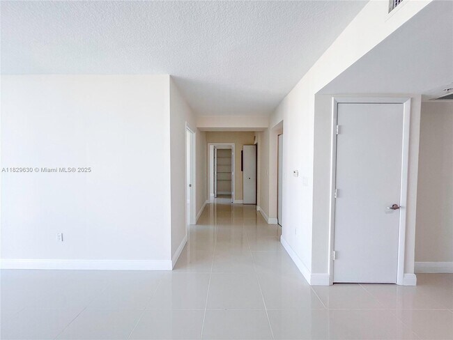 Foto del edificio - 1861 NW S River Dr