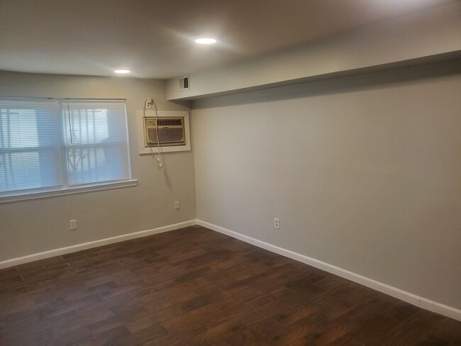 Building Photo - 567 Allengrove St