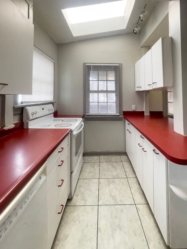 Building Photo - AVAILABLE IMMEDIATELY! Dishwasher and Wash...