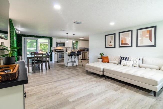 Photo - 219 S Webb Rd House