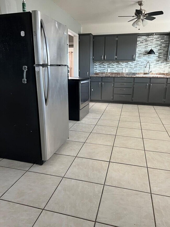 Foto del edificio - 1110 E 42nd St