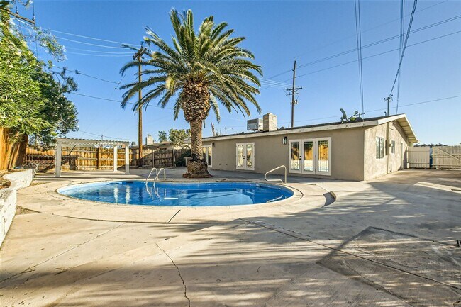 Foto del edificio - STUNNINGLY REMODELED Single Story Home with Pool in Twin Lakes Neighborhood