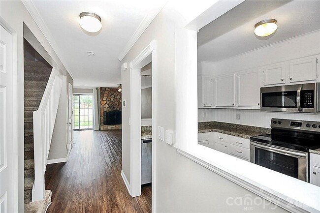 Building Photo - 8203 Golf Ridge Dr