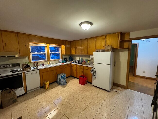 Building Photo - 14 Lill Ave