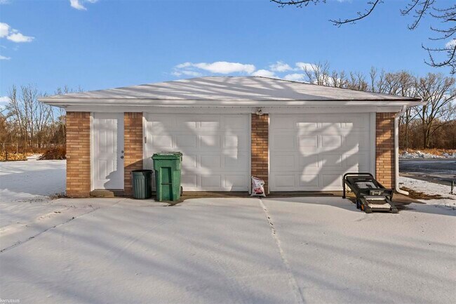 Foto del edificio - 46730 Romeo Plank Rd