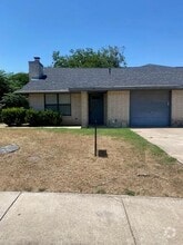 Building Photo - 902 Country Aire Dr