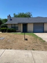 Building Photo - 902 Country Aire Dr